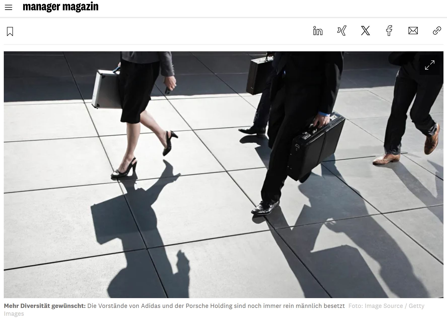 Screenshot: Beine von Frauen und Männern mit Aktentaschen werfen einen scharfen Schatten aufs Pflaster