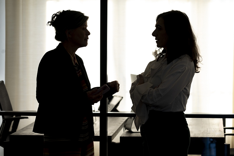 Im Gegenlicht: Zwei Frauen im Businessoutfit sprechen miteinander