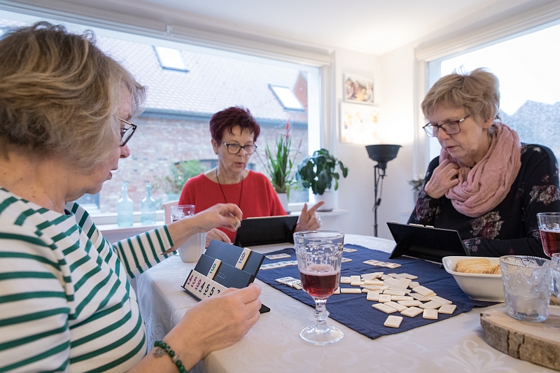 Drei alte Frauen spielen Rummikub