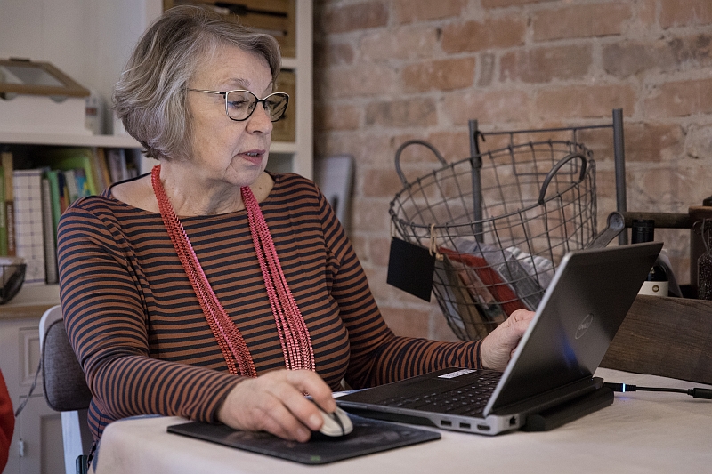 Ältere Frau arbeitet am Laptop
