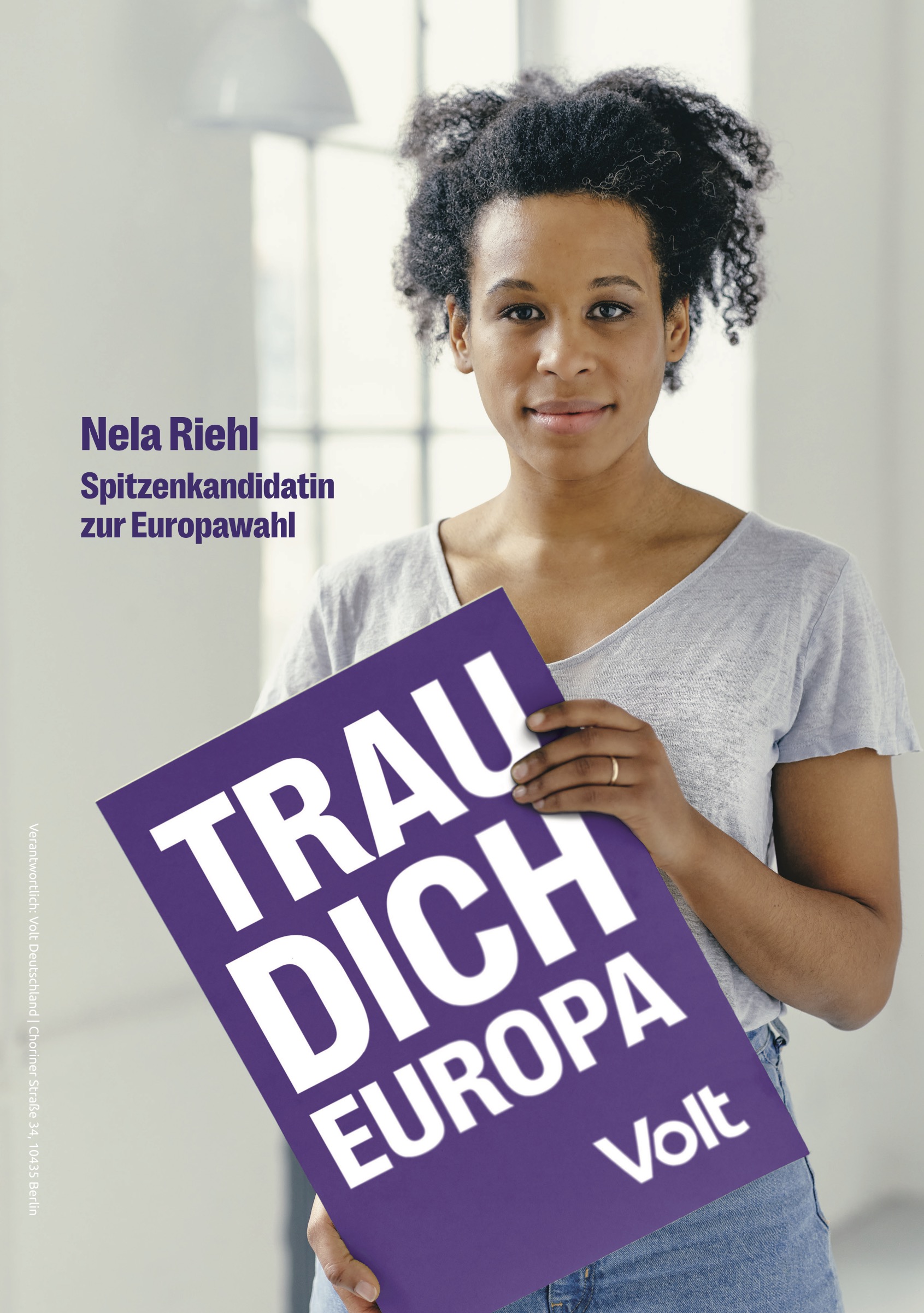 VOLT-Kandidatin Nela Riehl hält Schild: "Trau dich Europa"
