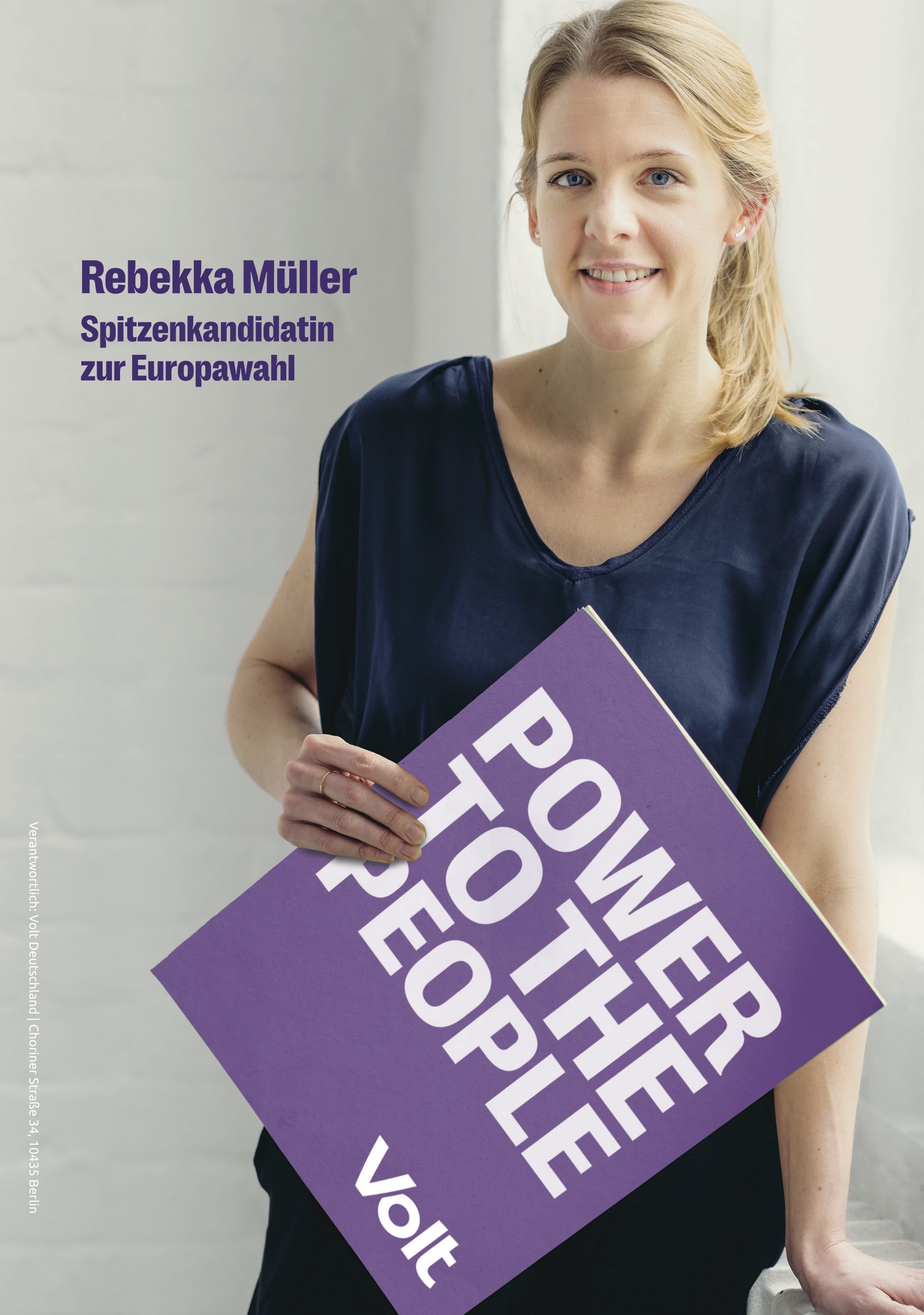 VOLT-Kandidatin Rebekka Müller hält Schild "Power to the People"
