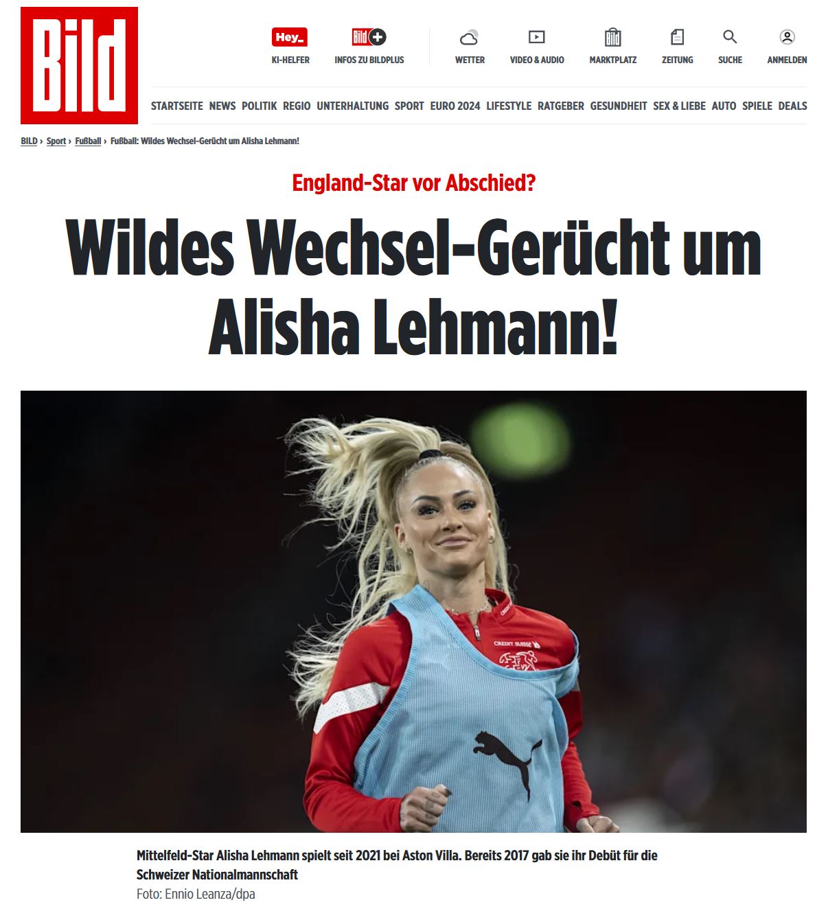 Die Fußballerin Alisha Lehmann läuft mit wippendem Zopf auf die Kamera zu.