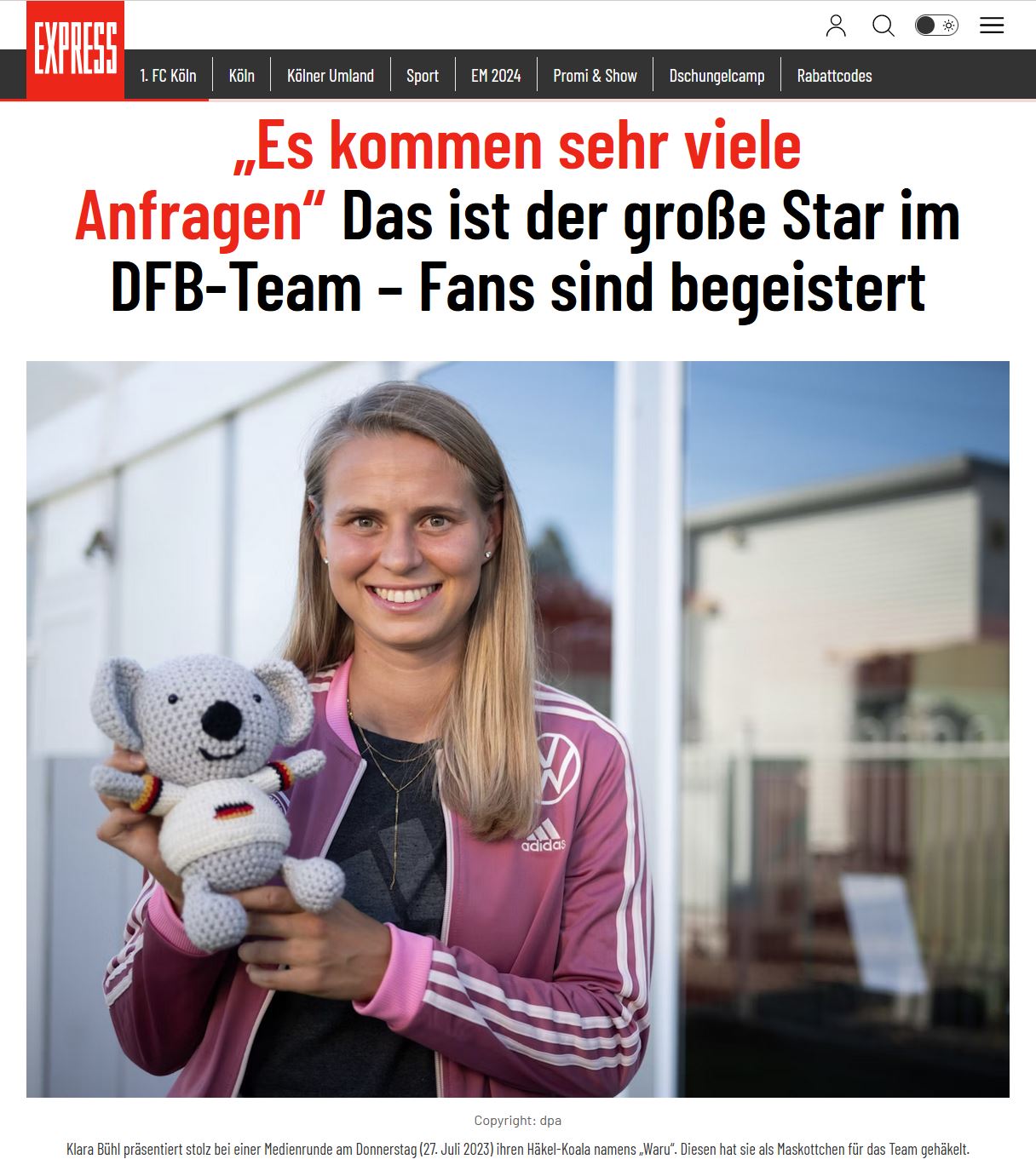 Die Fußballspielerin Klara Bühl hält einen gehäkelten Koala-Bären in die Kamera