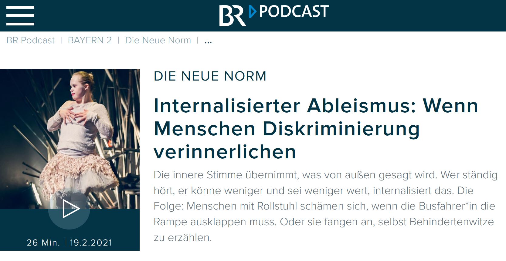 Screenshot BR-Podcast mit einem Foto einer jungen Schaupielerin auf einer Bühne. Sie hat das Down Syndrom.