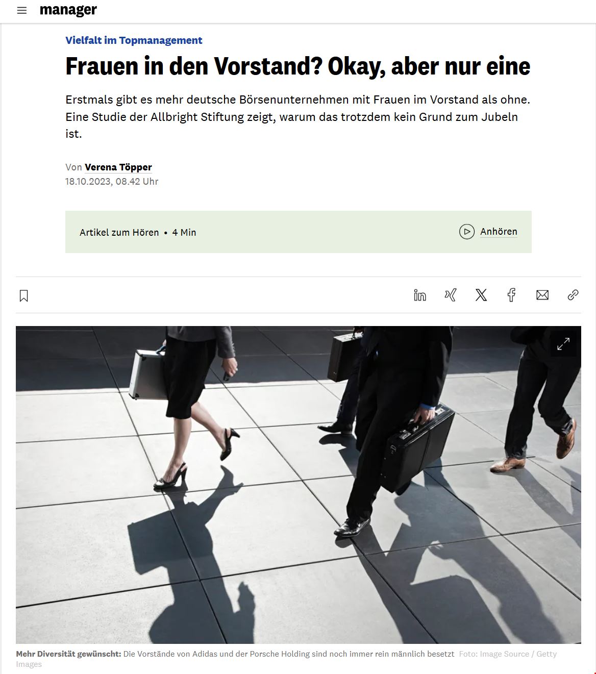 Screenshot mit Foto: Eine Frau und drei Männer im Businessoutfit laufen auf Pflaster, sie werfen Schatten. Ihre Oberkörper sind weggeschnitten, 