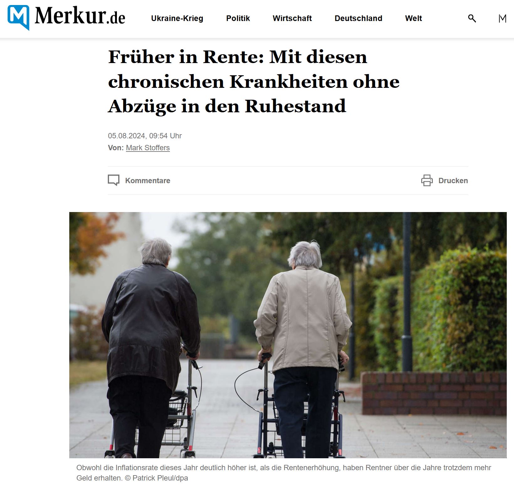 Straßenszene: Ein alter Mann läuft mit einem Rollator. Neben ihm eine alte Frau ebenfalls mit Rollator.