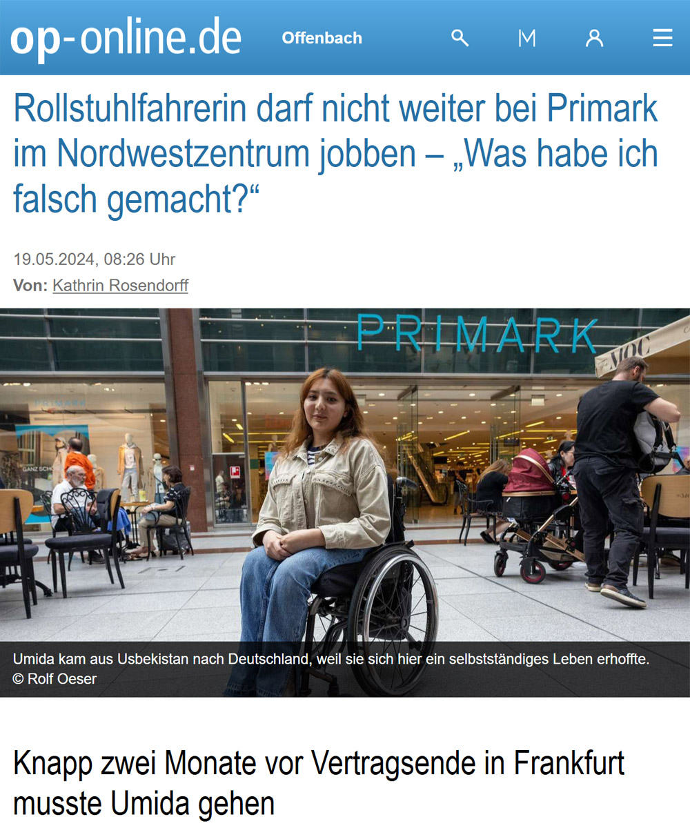 Screenshot mit Foto: Junge Frau im Rollstuhl in einem Einkaufszentrum. Sie schaut traurig aus.