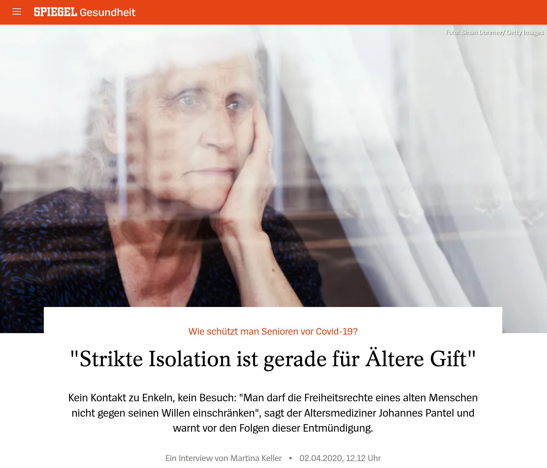 Screenshot Der Spiegel: Alte Frau blickt traurig hinter einer Gardine zum Fenster raus