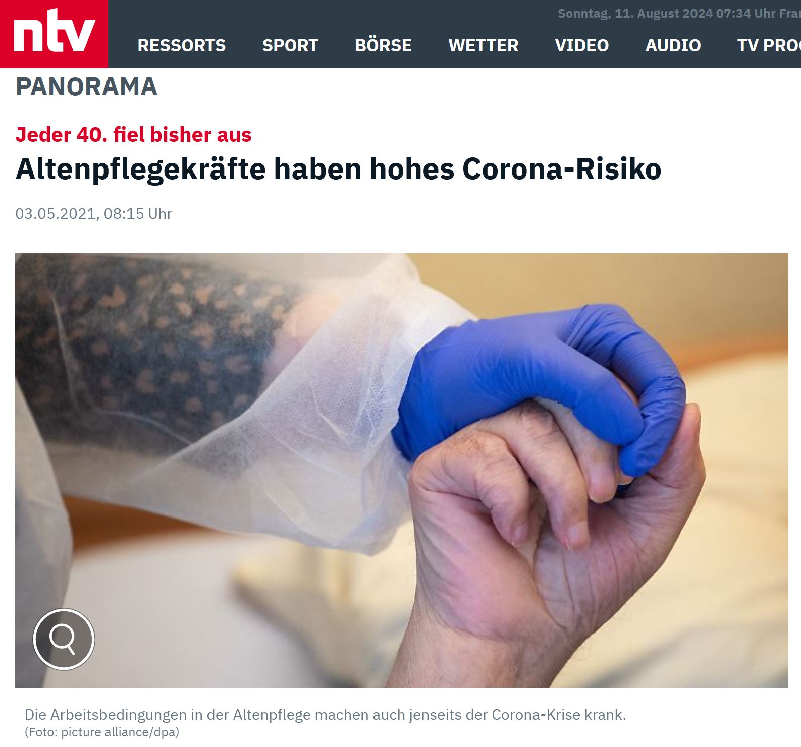 Screenshot ntv: Ein Hand mit blauem Einmalhandschuh hält die faltige Hand eines alten Menschen