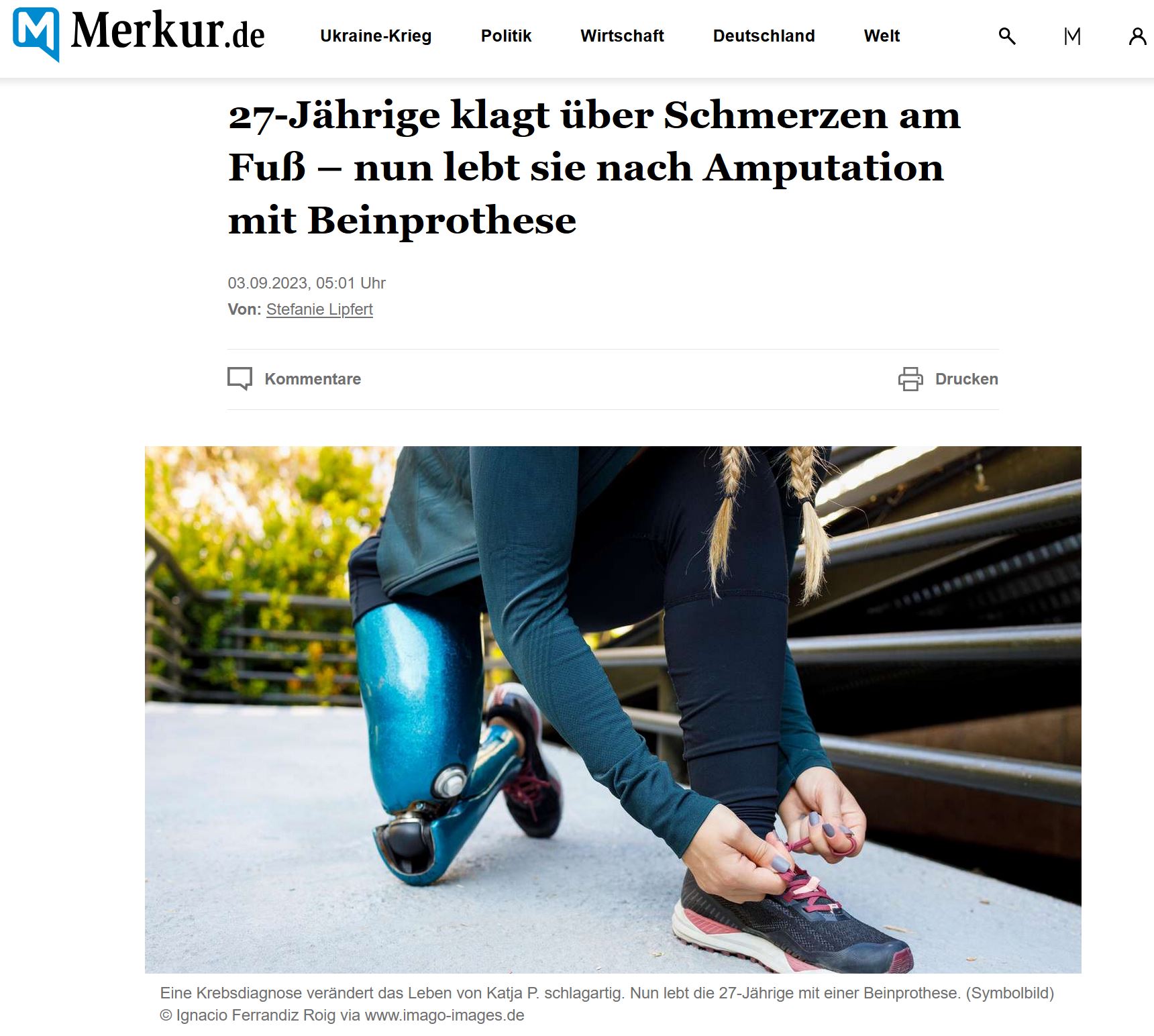 Screenshot Foto: Junge Frau kniet mit einer Beinprothese und bindet sich am gesunden Fuß den Sportschuh zu.