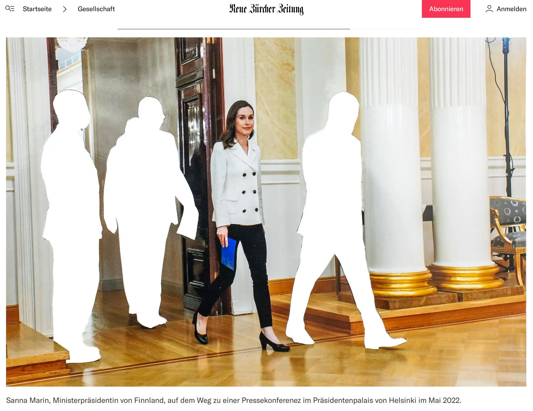 Screenshot Foto: Sanna Marin, die ehemalige Ministerpräsidentin von Finnland läuft in weißem Blazer, Hosen und Pumps neben Männern, die nur als weiße Silhouetten zu erkennen sind.