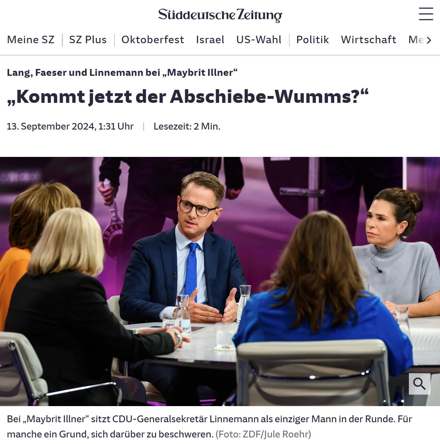 In einer Talkshow sitzen an einem Tisch vier Frauen und ein Mann. Er ist in der Bildmitte deutlich zu sehen.