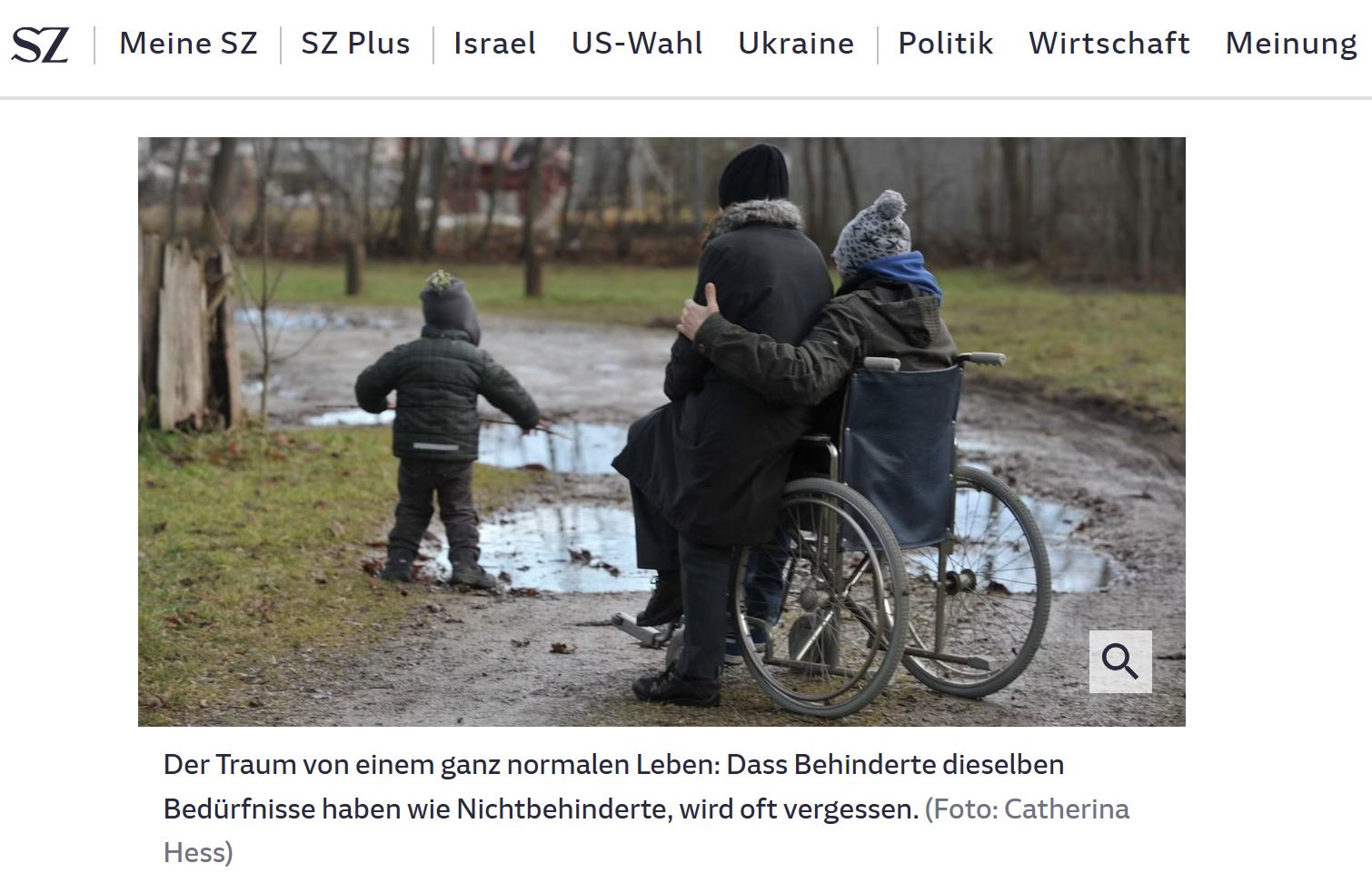 Ein Kind steht vor einer Pfütze. Daneben ein  Mann im Rollstuhl, auf der Lehne eine Frau, er umarmt sie. Alle sind von hinten fotografiert.