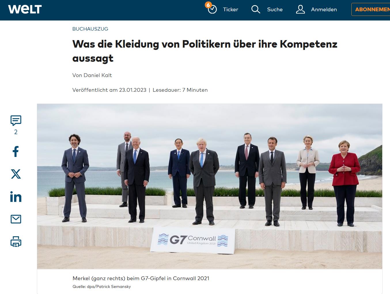 Screenshot Foto: Aufstellung fürs Foto beim G7 Gipfel: 7 Männer in grauen und schwarzen Anzügen und zwei Frauen im bunten Blazer  und schwarzer Hose auf einem Podest