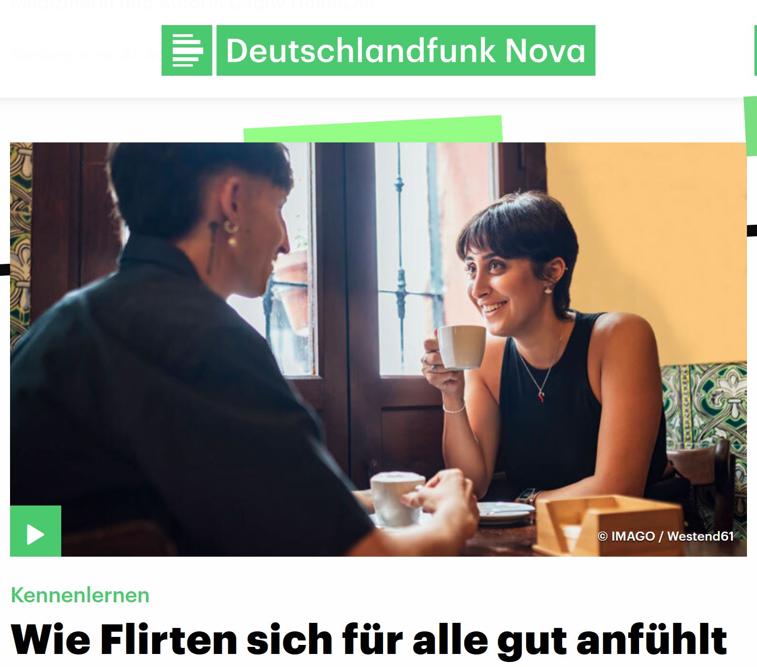 Zwei weiblich gelesene Frauen sitzen flirtend beim Kaffeetrinkend an einem Tisch