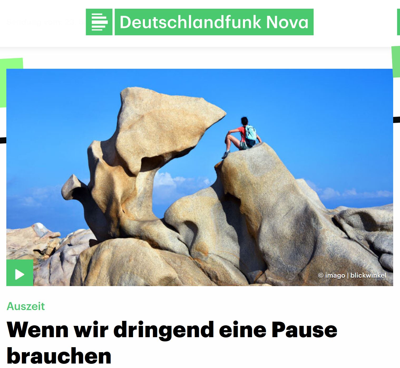 Wanderpause auf einer interessanten Felsformation: eine Person in kurzen Hosen, mit Rucksack und Wanderschauen schaut sitzend in die Ferne