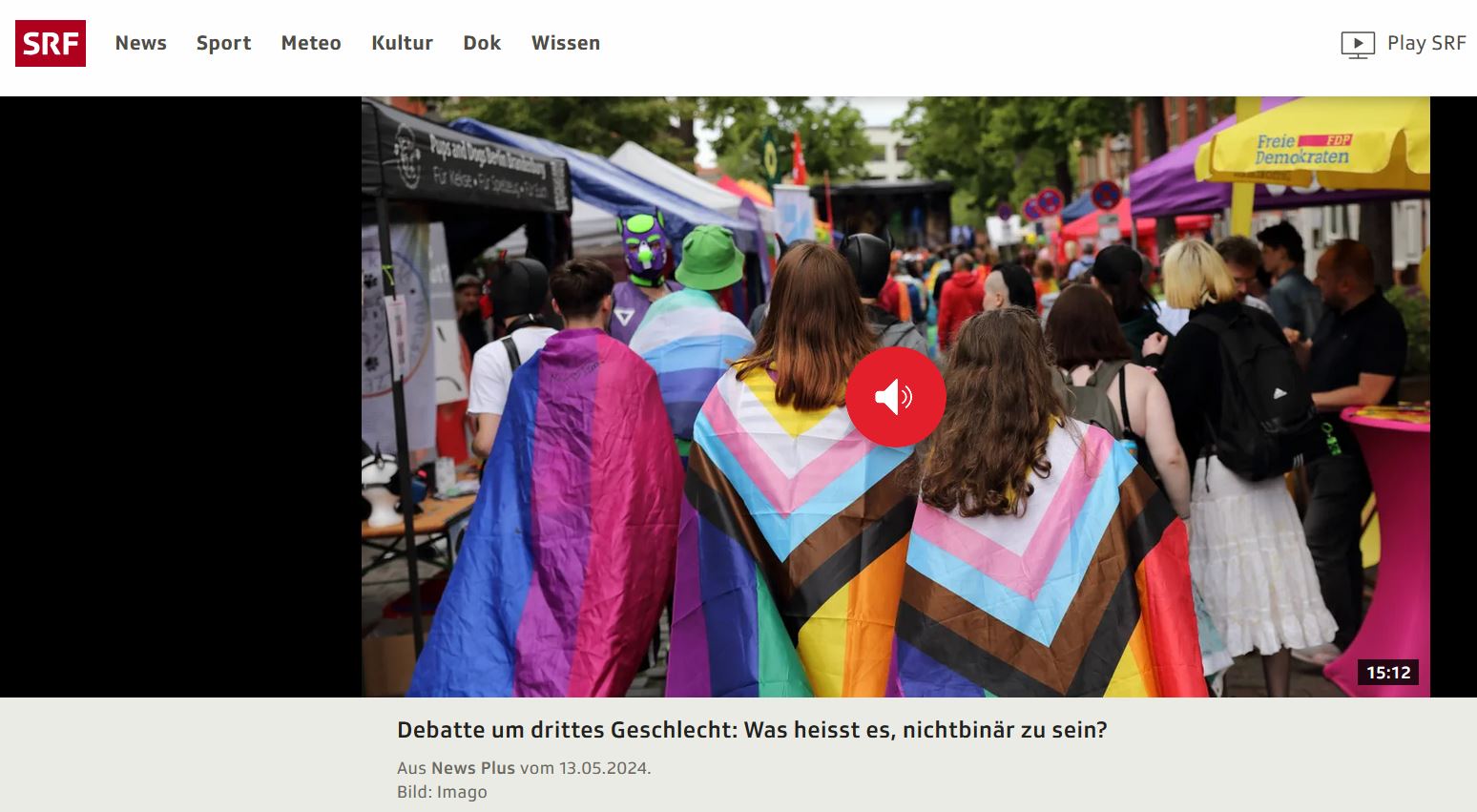 Straßenfest: Foto zeigt drei junge Leute von hinten. Sie haben sich die die Regenbogenflagge und die Intersex Inclusive Pride Flag über die Schultern gehängt. Text dazu: Debatte um drittes Geschlecht: Was heisst es, nichtbinär zu sein?