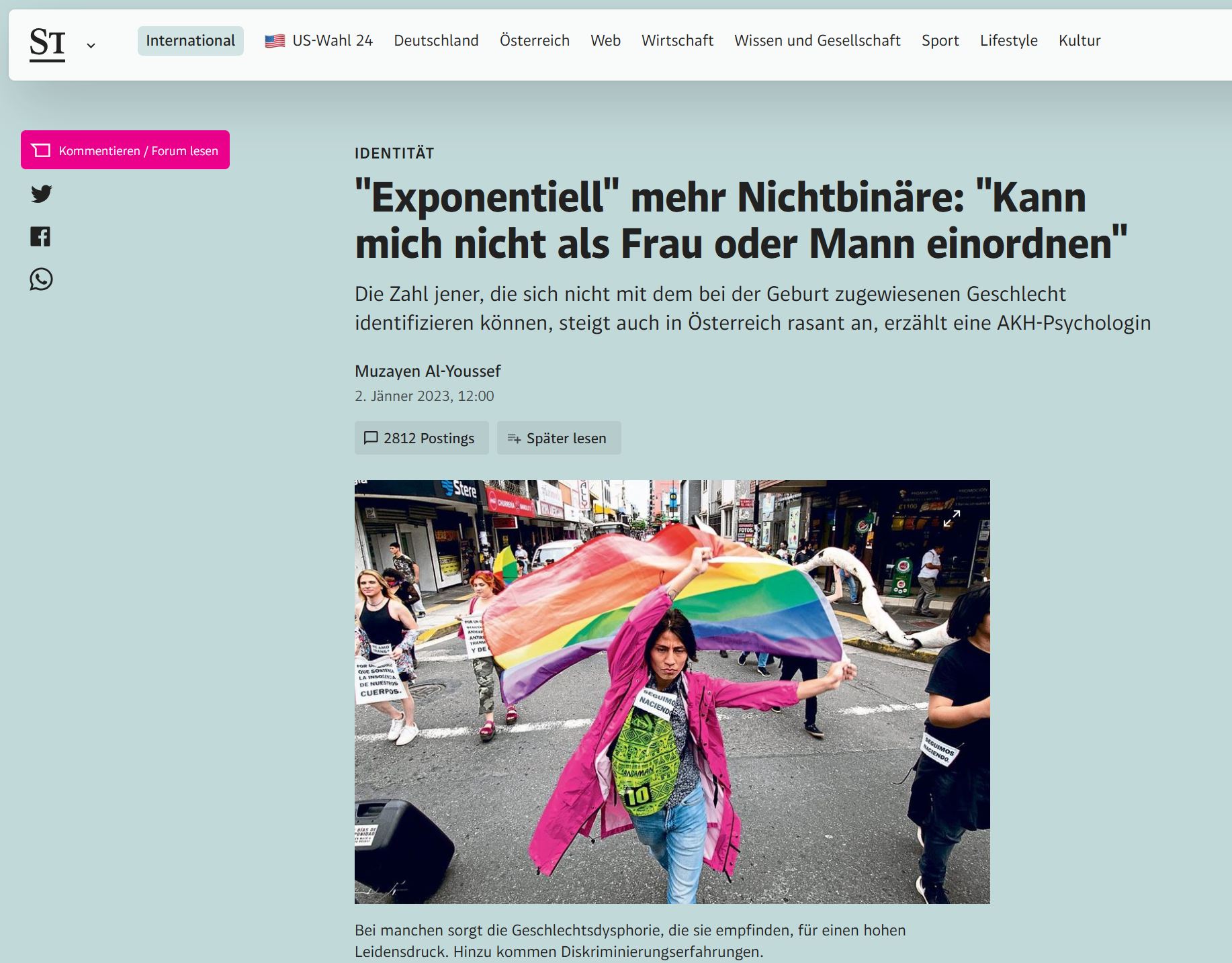 Screenshot Standard, june nichtbinäre Person schwenkt die Regenbogenfahne meine einr kleinen CSD-Parade