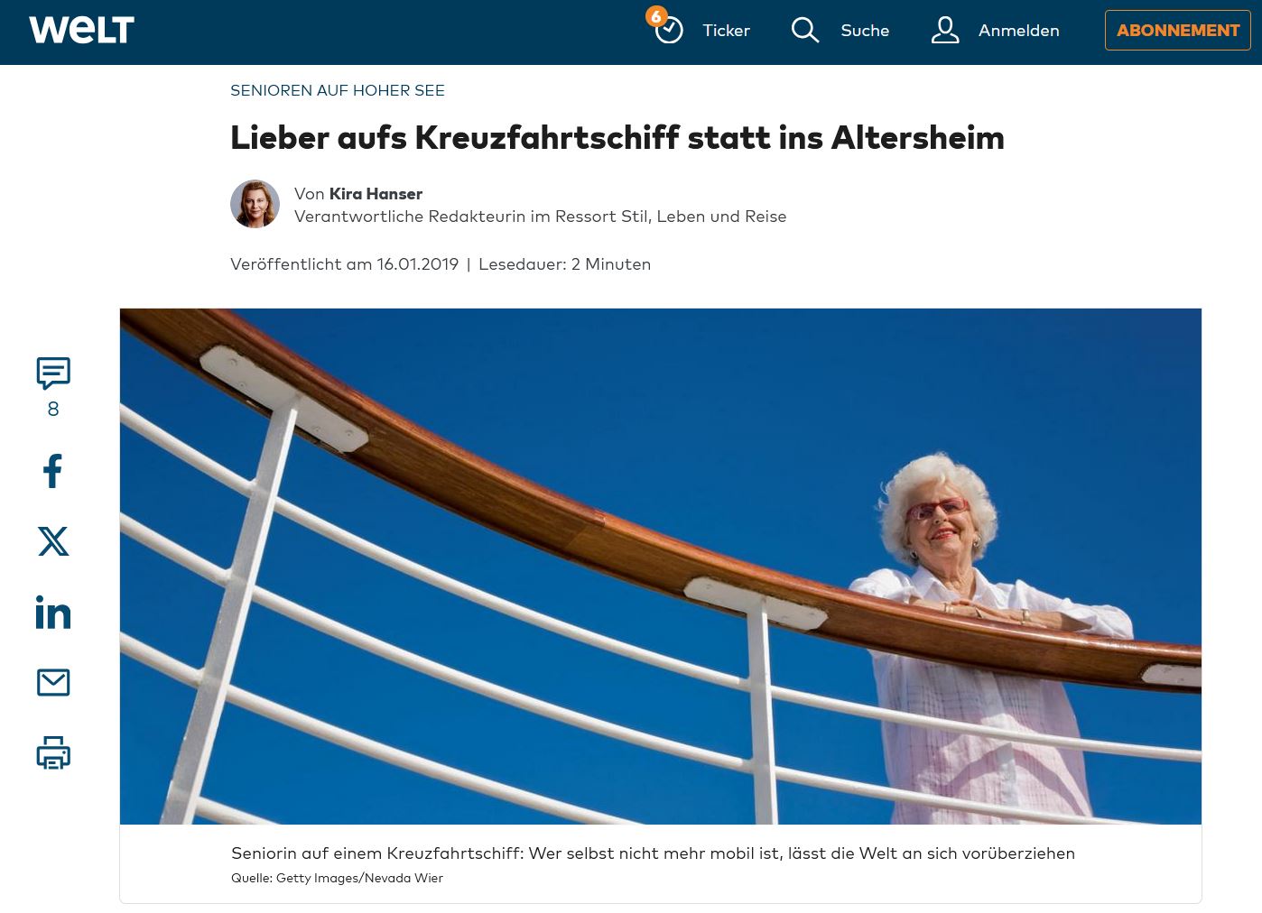 Weißhaarige Frau steht an der Reling eines Schiffes